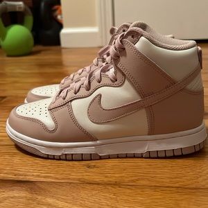 * Brand new*Nike Women’s Dunks